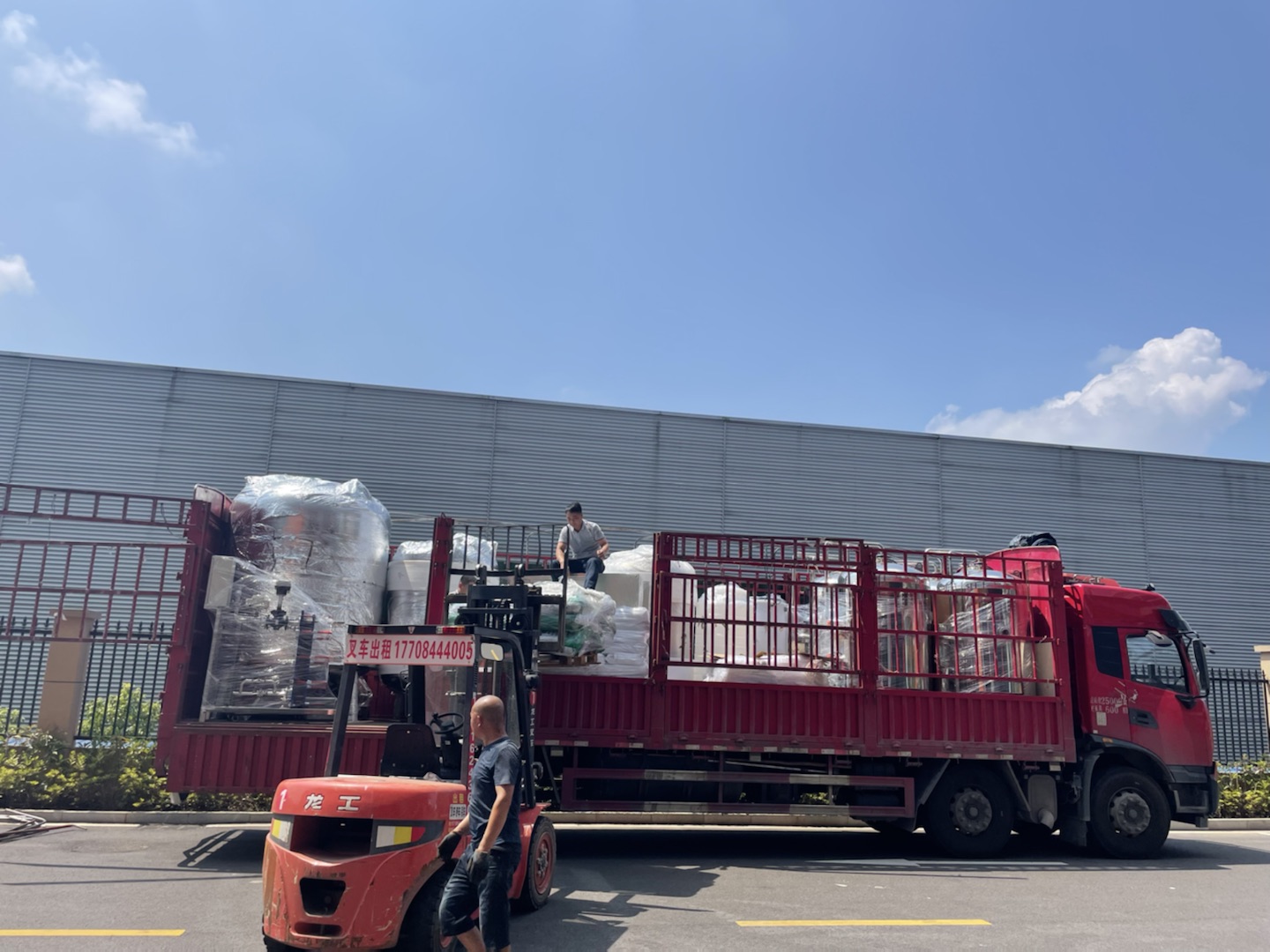 龍新凈水||熱火朝天忙生產 夏日炎炎發貨忙